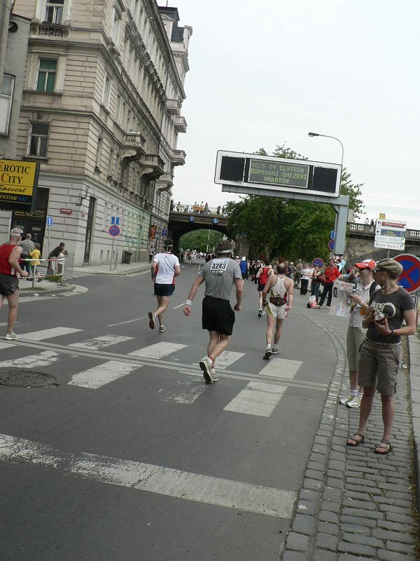 Maraton09 145.jpg - Tady to ale vypadalo už na pád. Asi nikoho nepřekvapí, že tento borec závod nedokončil.